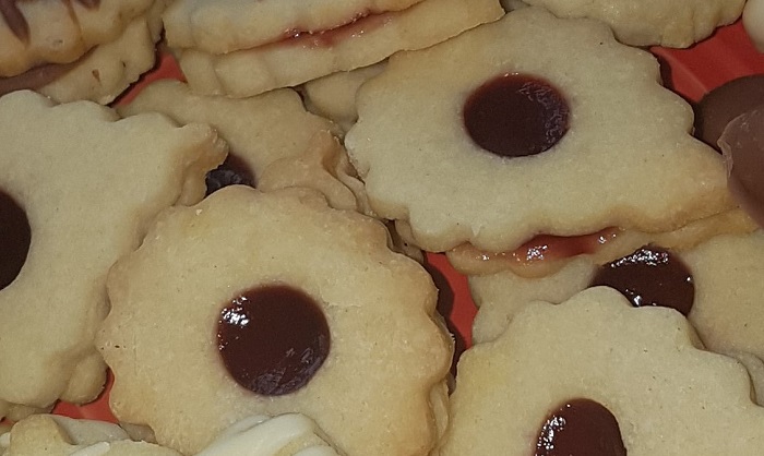 Linzer cookies - easy cookies to make with kids