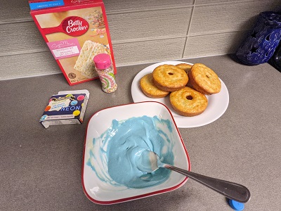 blue glaze using white chocolate and blue food coloring