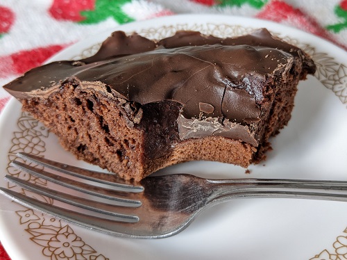 low carb healthy chocolate cake with chocolate glaze